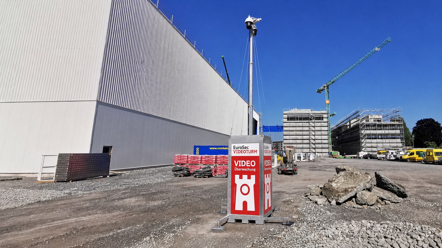 Ausgefahrener EuroSec Videoturm auf einem Baustellenareal